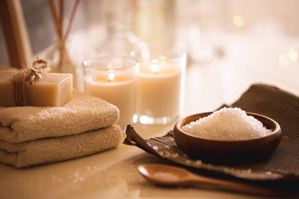соли для ванн - spa health spa lifestyles relaxation стоковые фото и изображения