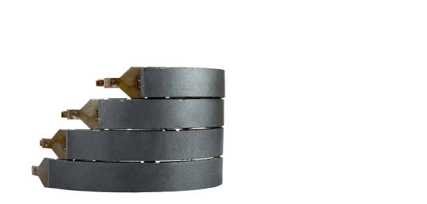 brake shoes for drum brakes, spare parts for car consumables for service and maintenance of vehicle, piled up brake pads isolated objects on a white background with copy space banner, nobody. zapatas de freno para frenos de tambor, piezas de repuesto para consumibles de coche para el servicio y mantenimiento del vehículo, pastillas de freno apiladas objetos aislados sobre un fondo blanco con estandarte espacio de copia, nadie.
