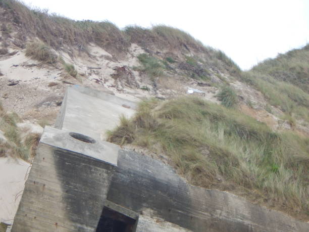 antiguos búnkeres en la costa oeste danesa cerca de lukken - løkken fotografías e imágenes de stock