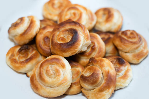 tradycyjne ciasto bulgarien cheese pie spiralne phyllo. serbski i bośniacki burek. bułgarski banitsa. turecki borek. grecki tiropita. kuchnia bałkańska. - bulgarian culture bulgaria traditional culture food zdjęcia i obrazy z banku zdjęć