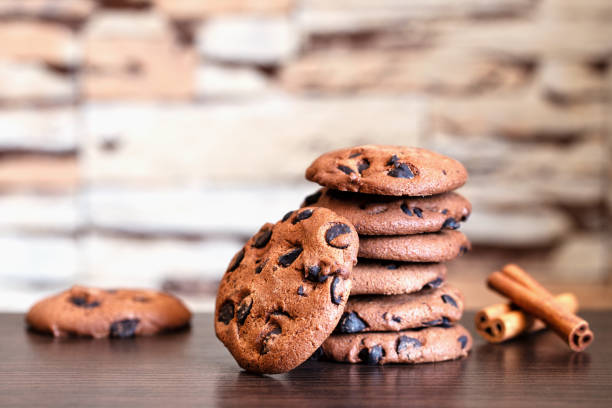 istock Oatmeal cookies with chocolate and cinnamon 1290017571