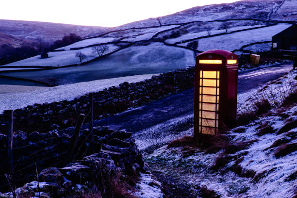 oświetlona brytyjska skrzynka telefoniczna na wsi, swaledale, yorkshire dales, north yorkshire, anglia, wielka brytania - swaledale zdjęcia i obrazy z banku zdjęć