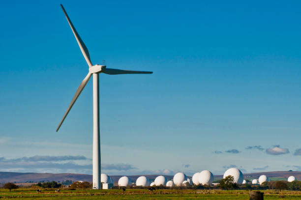 풍력 터빈 및 raf 멘와드 힐, 크나브 리지 풍력 발전 단지, 해러게이트, 노스 요크셔, 잉글랜드, 영국 - wind turbine wind turbine yorkshire 뉴스 사진 이미지