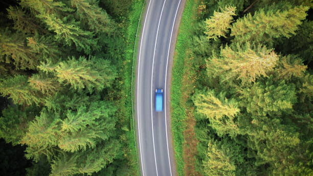 landscape mountain road through the forest. drone view - road top view imagens e fotografias de stock