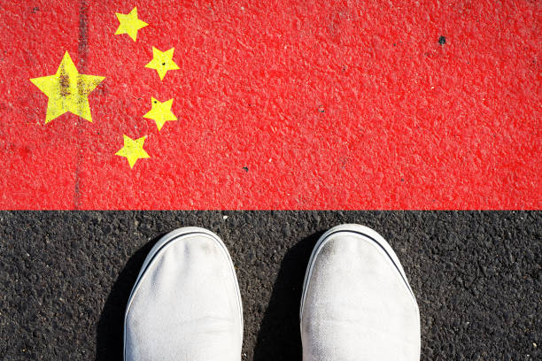 sneakers e bandiera cinese. vista dall'alto. - travel locations europe china beijing foto e immagini stock