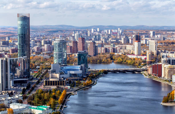 panorama del centro de ekaterimburgo. rusia - multi story building fotografías e imágenes de stock
