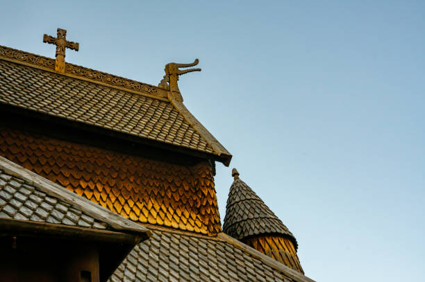dettagliate sculture in legno di teste di drago e croci su una stavkirke medievale in legno costruita dai vichinghi. - stavkyrkje foto e immagini stock