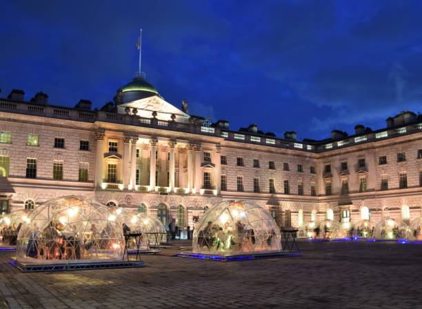 winter domes im somerset house bei nacht, london - somerset house london england fountain water stock-fotos und bilder