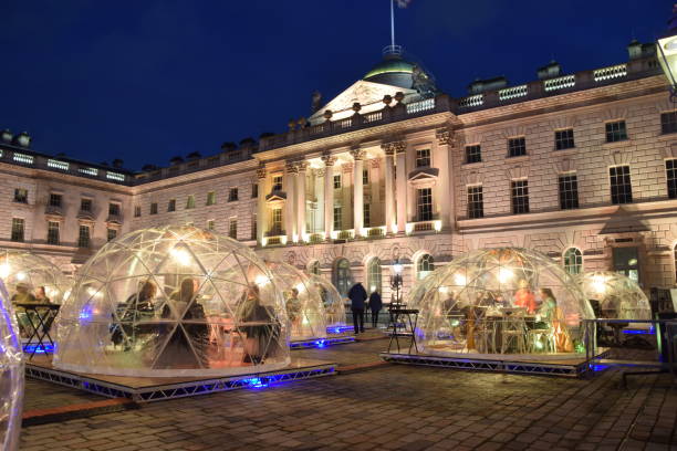 dômes d’hiver à somerset house la nuit, londres - blackfriars bridge photos et images de collection