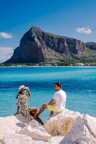 pareja hombres y mujeres de mediana edad en vacaciones en la isla italiana sicilia visitando la playa de san vito lo capo - trapani fotografías e imágenes de stock