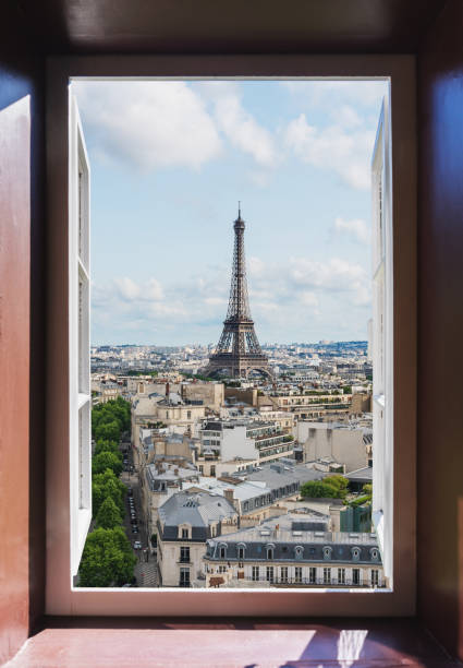 eiffel tower famous landmark view through window in paris, france - hotel room hotel bedroom picture frame imagens e fotografias de stock