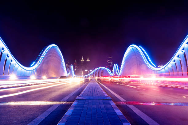 ponts modernes de dubaï - croissance et développement - night cityscape dubai long exposure photos et images de collection