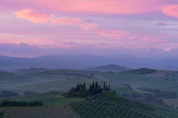 kolorowy wschód słońca nad małą wioską belvedere położoną w fantastycznej val d'orcia w toskanii - val dorcia zdjęcia i obrazy z banku zdjęć