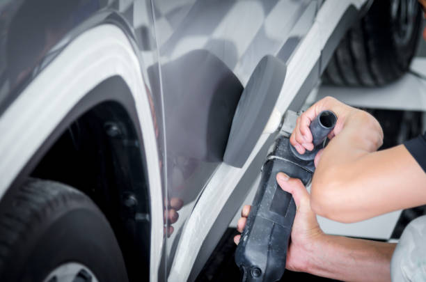 istock Detail polish car paint 1290059665