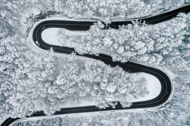 schweiziskt berg passerar - vinter väg bil bildbanksfoton och bilder