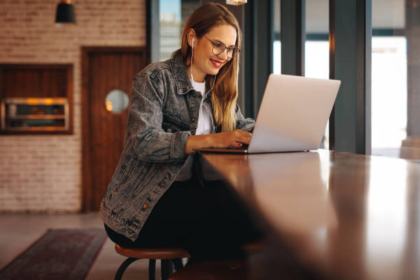 istock Woman working from a coffee shop 1290076161