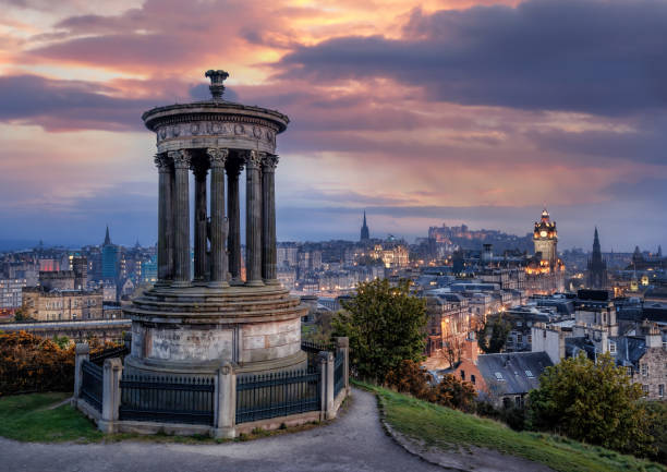 panorama di edimburgo contro il tramonto con calton hill e il castello di edimburgo in scozia, regno unito - carlton hill foto e immagini stock