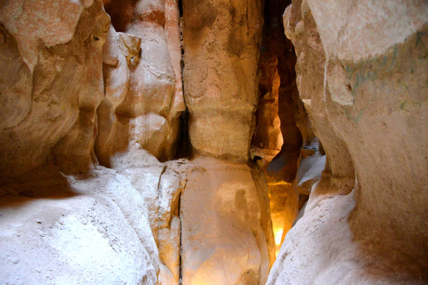 montagne d’al-qarah - formations rocheuses dans la caverne de nashab, al-hofuf, oasis d’al-ahsa, provi oriental - geological feature cave sedimentary rock limestone photos et images de collection