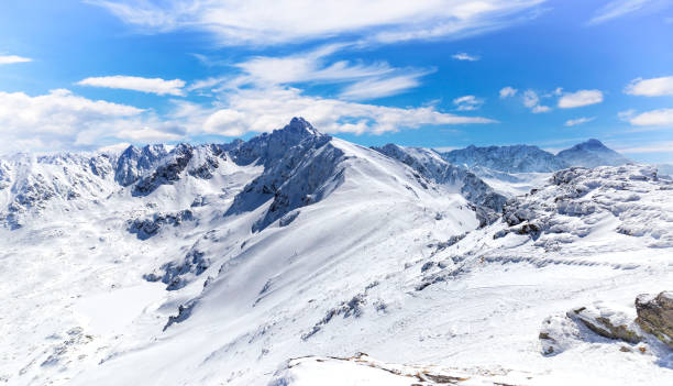 отдых в польше - высокие горы татра с пиком свиника - каспровы верх стоковые фото и изображения