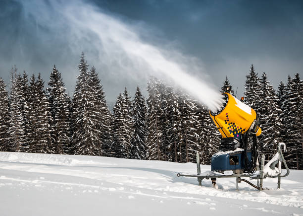 雪の大砲、雪メーカー、冬の山で - extreme terrain powder snow winter snow ストックフォトと画像