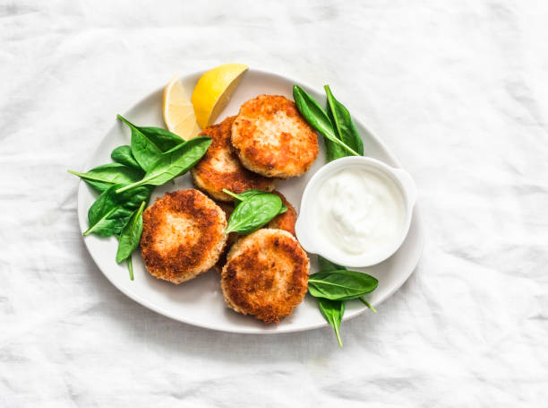 軽い背景にほうれん草とギリシャヨーグルトを添えたマグロとポテトパテ、トップビュー - cutlet leaf vegetable vegetable prepared potato ストックフォトと画像