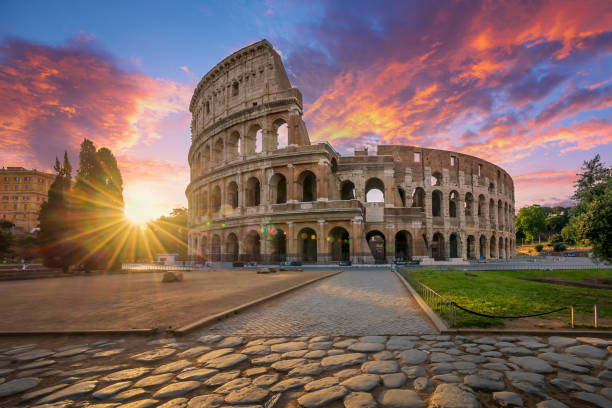 kolosseum in rom mit morgensonne - kolosseum stock-fotos und bilder