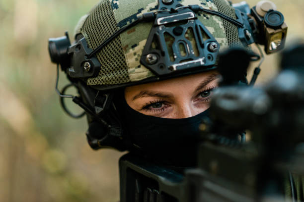 強力な女性兵士クローズアップ - gun women handgun armed forces ストックフォトと画像