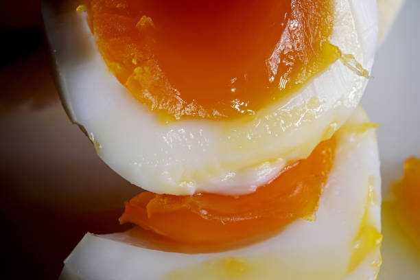 primer plano hervido yema de huevo orgánico - soft boiled fotografías e imágenes de stock