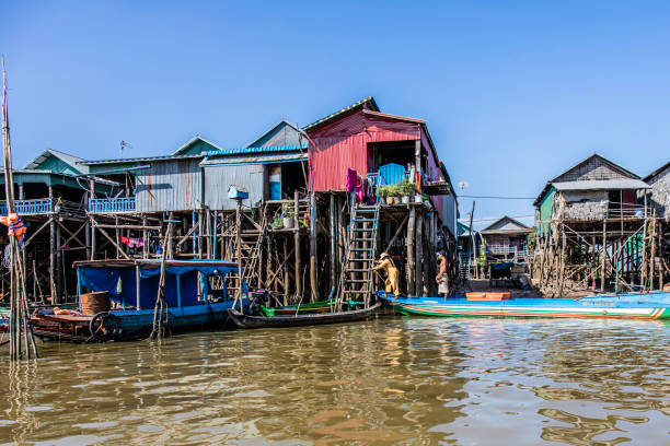 kampong phluk stiled village - flood people asia cambodia foto e immagini stock