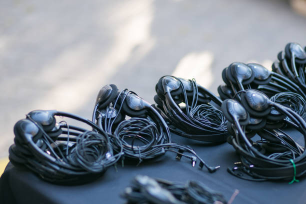 muchos auriculares preparados para un evento de seminario - simultaneous interpreter fotografías e imágenes de stock