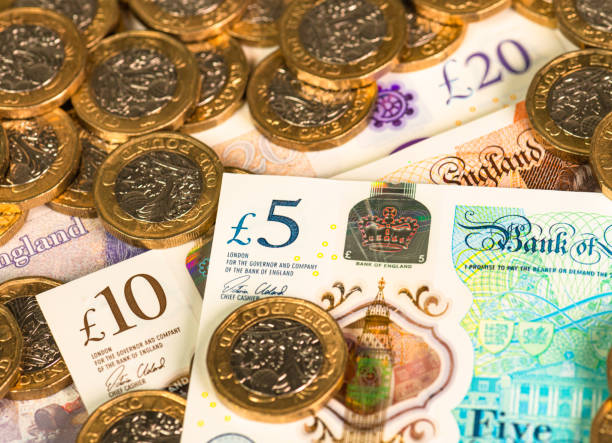 잉글랜드 은행 지폐와 파운드 동전 - one pound coin british currency coin paper currency 뉴스 사진 이미지
