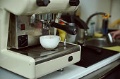 prozess-der-zubereitung-von-espresso-auf-einer-professionellen-kaffeemaschine.jpg?b=1&s=170x170&k=20&c=2WU3nqF05yL8aD94PyulKL-dZmuNLs9ONmTEuUWXR-8=