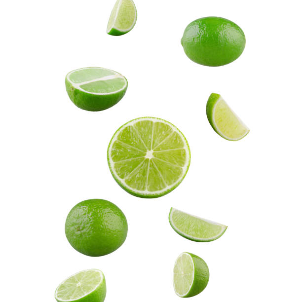 conjunto de limas que caen aisladas sobre fondo blanco - lime wedge fotografías e imágenes de stock