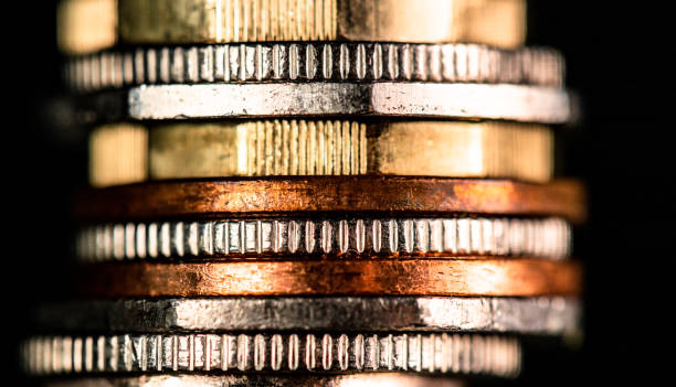macro stack di monete su nero - heap currency british pounds stack foto e immagini stock