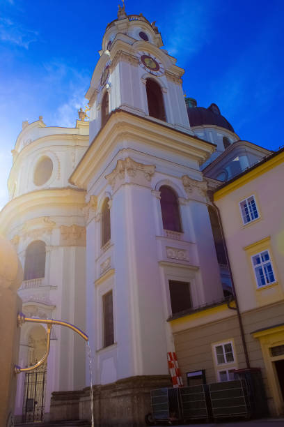 barocke stiftskirche in salzburg ist universitätskirche. - kollegienkirche stock-fotos und bilder