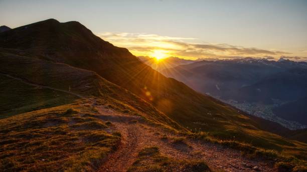 sentiero escursionistico di montagna all'alba. pista ciclabile avventurosa, sentiero escursionistico in montagna sopra davos svizzera - sunrise point foto e immagini stock