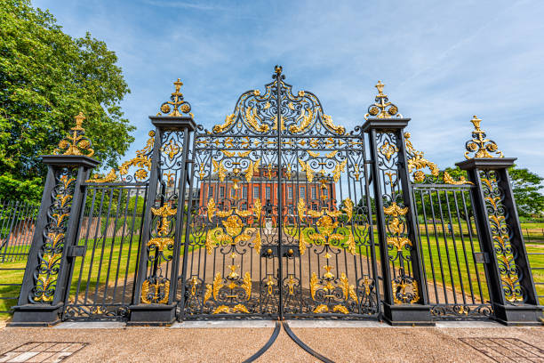 kensington palace da giardini a hyde park con ingresso chiuso in bronzo fuso oro oro oro in estate - duke gardens foto e immagini stock