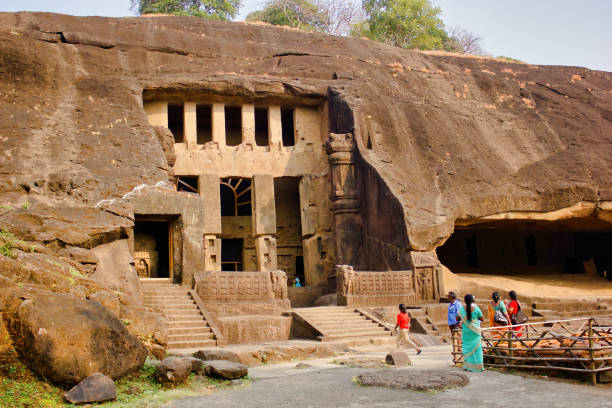 esterno del tempio rupestre del patrimonio buddista grotta kanheri - shiva india hinduism temple foto e immagini stock