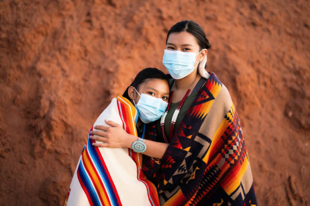 native indian americans siostry z maską na twarzy przed pocieszając siebie podczas covid-19 kwarantanny - navajo american culture indigenous culture women zdjęcia i obrazy z banku zdjęć