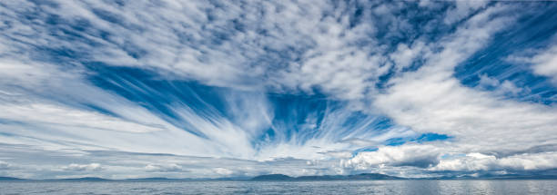 アラスカ上空のシロクムルスとアルトクムルス雲 - cirrocumulus ストックフォトと画像
