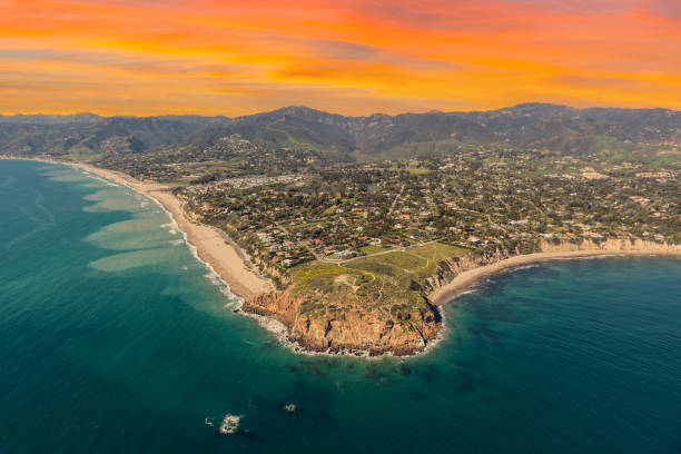 point dume sunset aerial malibu california - horizon over water malibu california usa imagens e fotografias de stock