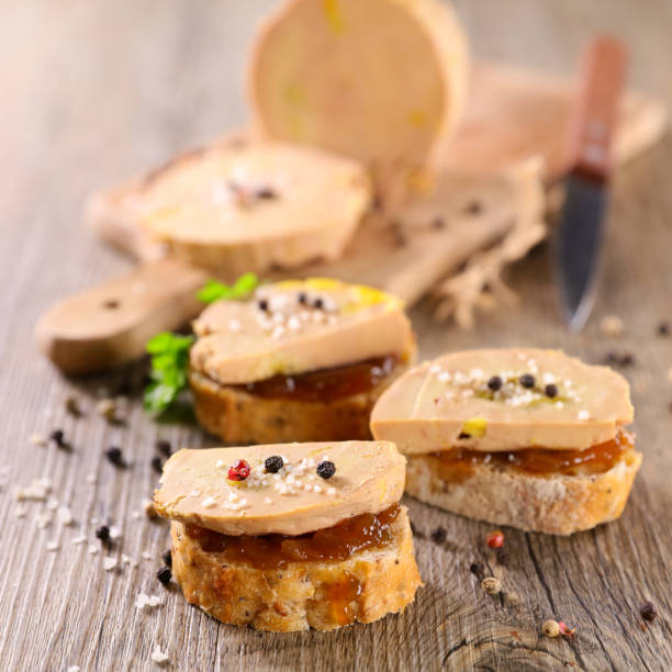 tostadas de foie gras y cebolla confida - foie gras goose meat liver pate fotografías e imágenes de stock