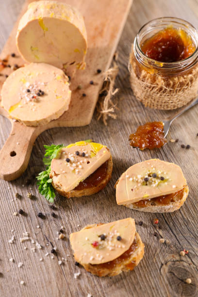 tostadas de foie gras y cebolla confida - foie gras goose meat liver pate fotografías e imágenes de stock