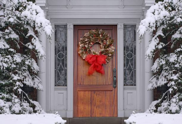 우아한 나무 곡물현관에 크리스마스 화환 - wreath christmas door snow 뉴스 사진 이미지