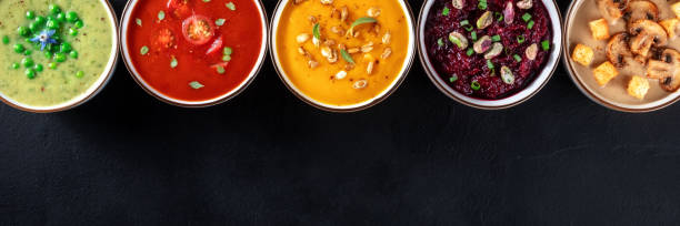 panorama da sopa de creme vegano com um lugar para texto. sopas vegetais, tomadas de cima - vegan pea soup - fotografias e filmes do acervo