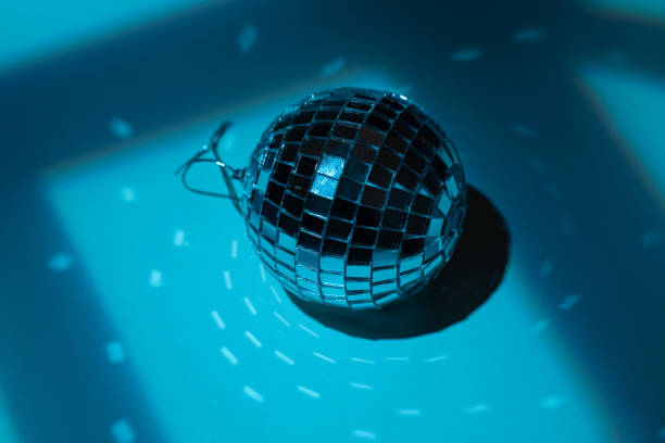 bille bleue de jouet de noël de disco tonique d’isolement - dance and electronic blue shiny empty photos et images de collection