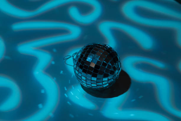 palla giocattolo natalizia discoteca dai tono blu isolata - dance and electronic blue shiny empty foto e immagini stock
