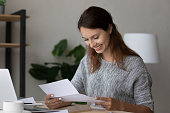 gl%C3%BCckliche-millennial-frau-lesen-pa