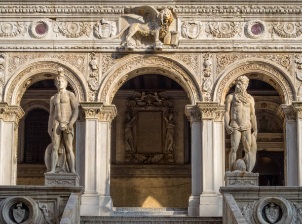 marte y neptuno - venecia - doges palace palazzo ducale staircase steps fotografías e imágenes de stock