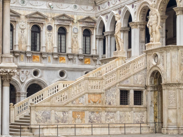 la escalera de los gigantes - venecia - doges palace palazzo ducale staircase steps fotografías e imágenes de stock